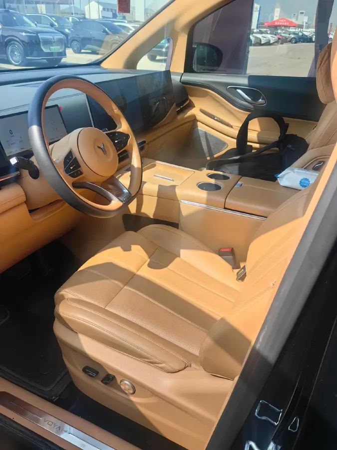 2024 Voyah Dream 1.5T 150HP L4 PHEV 43KWH,autocango,china used car exporter,china ev exporter,chinese used car exporter,chinese used ev exporter