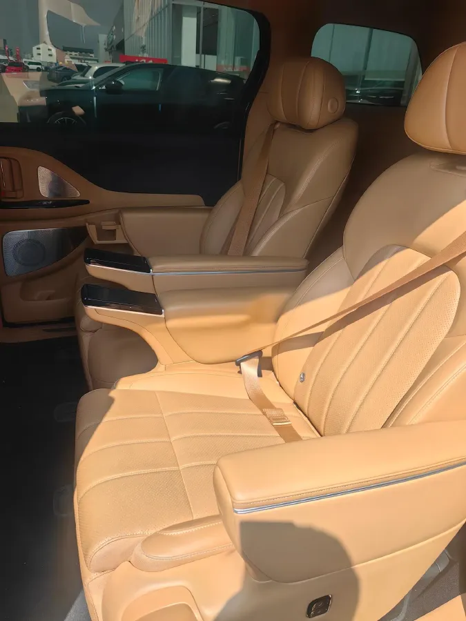 2024 Voyah Dream 1.5T 150HP L4 PHEV 43KWH,autocango,china used car exporter,china ev exporter,chinese used car exporter,chinese used ev exporter