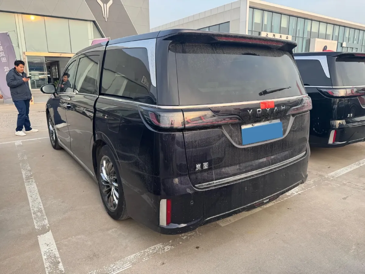 2024 Voyah Dream 1.5T 150HP L4 PHEV 43KWH,autocango,china used car exporter,china ev exporter,chinese used car exporter,chinese used ev exporter