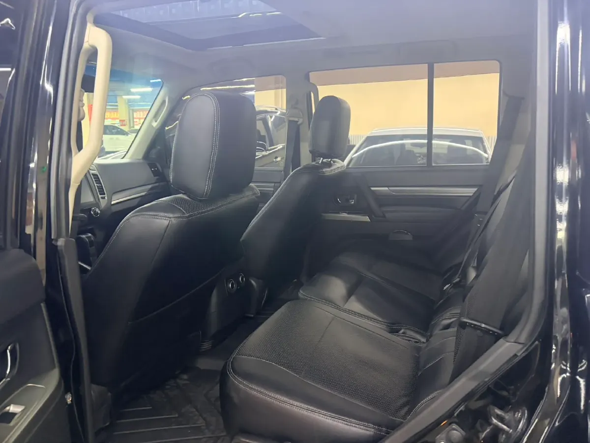 2016 Mitsubishi Pajero 3.0L 174HP V6 5AT,autocango,china used car exporter,china ev exporter,chinese used car exporter,chinese used ev exporter