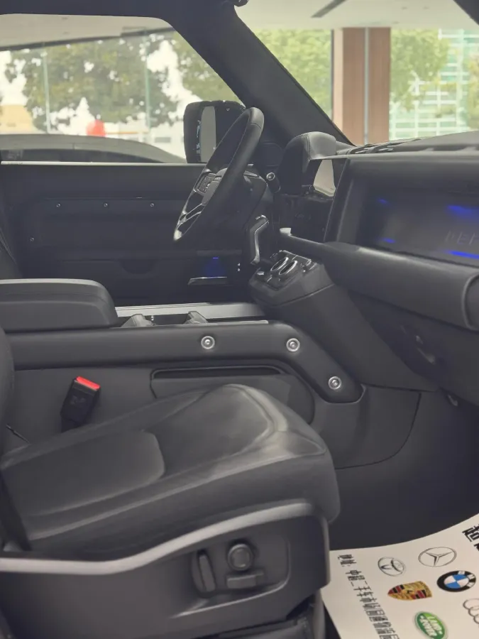 2025 Land Rover Defender 3.0T 400HP L6 8AT,autocango,china used car exporter,china ev exporter,chinese used car exporter,chinese used ev exporter