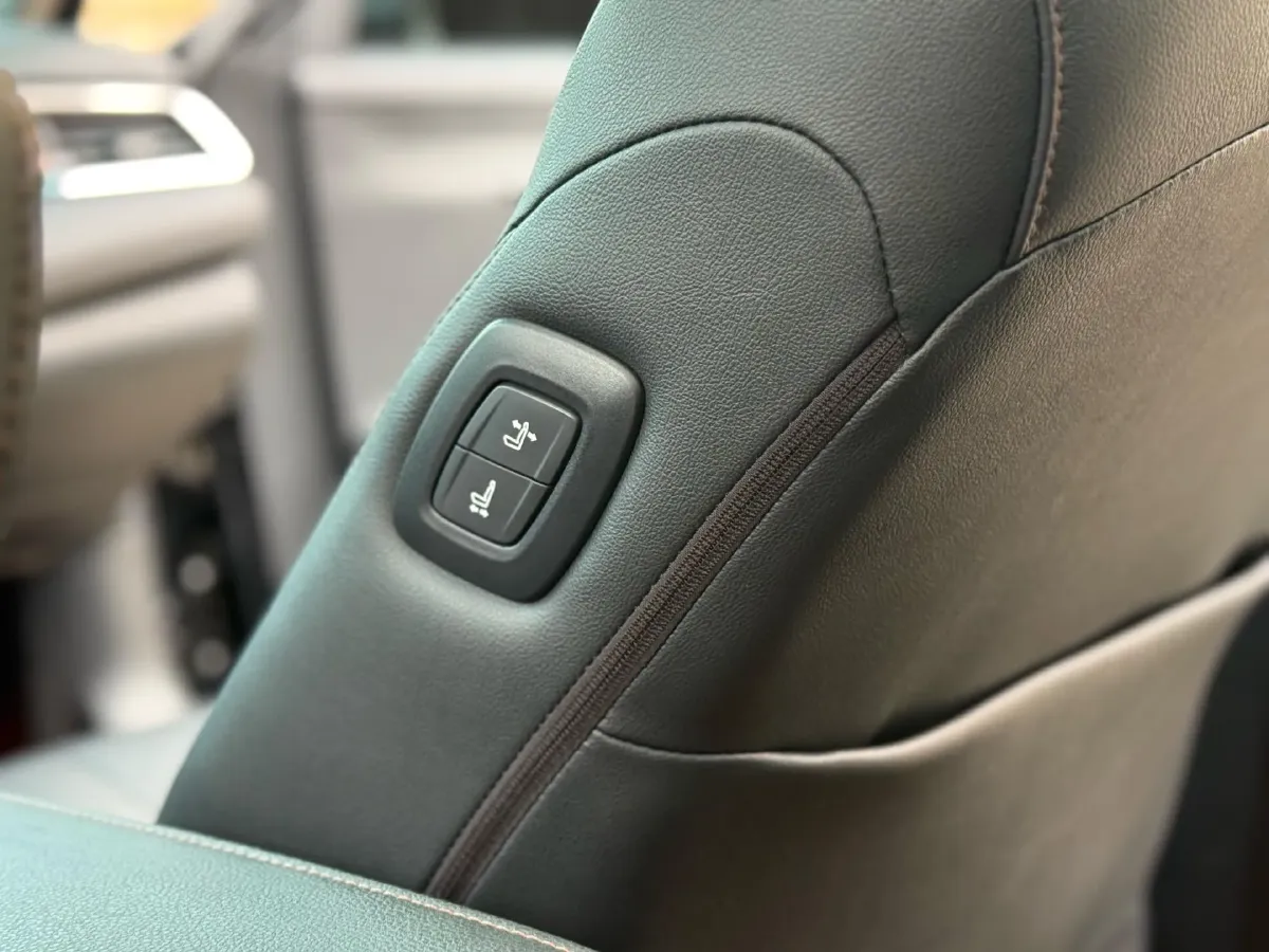 2019 Toyota Camry 2.5L 209HP L4 8AT,autocango,china used car exporter,china ev exporter,chinese used car exporter,chinese used ev exporter