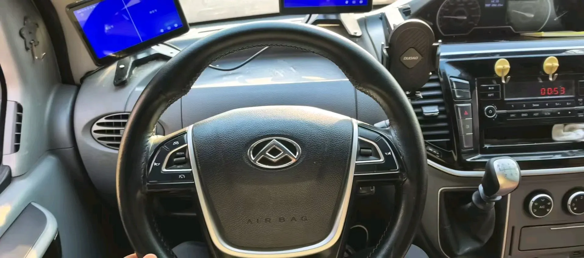 2021 MAXUS XinTu V80 2.0T 139HP L4 6MT,autocango,china used car exporter,china ev exporter,chinese used car exporter,chinese used ev exporter