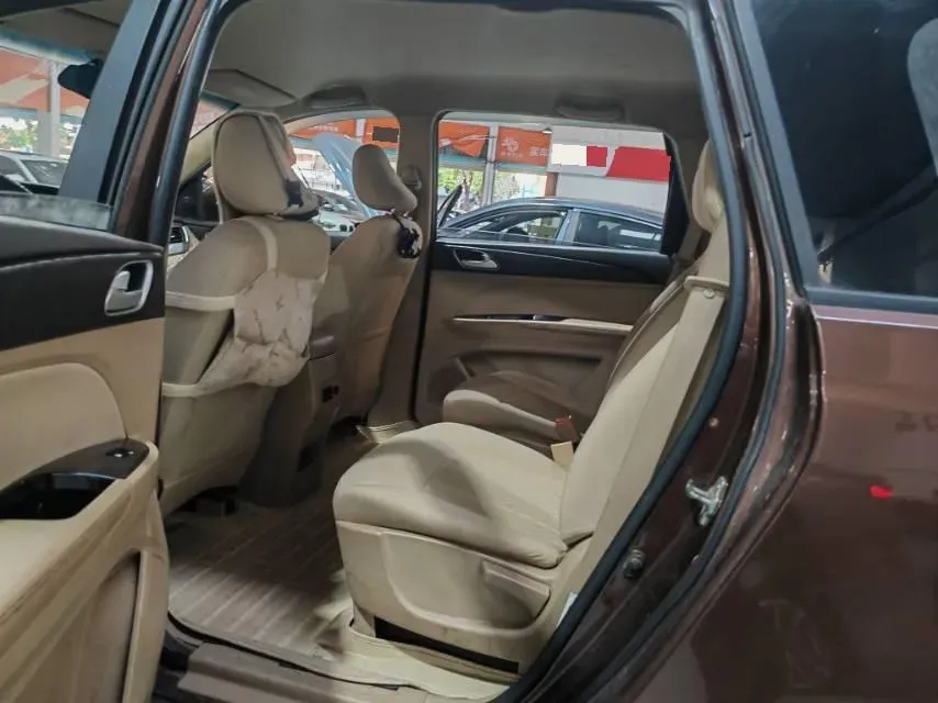 2019 BaoJun 730 1.5L 105HP L4 6MT,autocango,china used car exporter,china ev exporter,chinese used car exporter,chinese used ev exporter