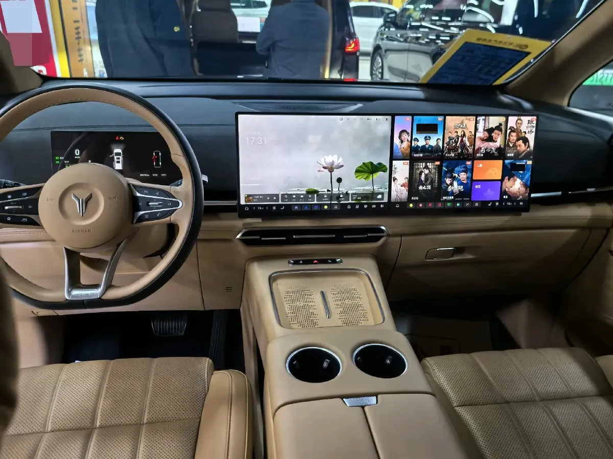 2025 Voyah Dream 1.5T 150HP L4 PHEV 41.7KWH,autocango,china used car exporter,china ev exporter,chinese used car exporter,chinese used ev exporter