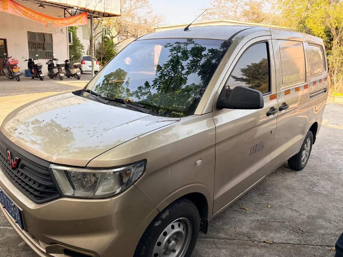 2022 WuLing HongGuang V 1.5L 99HP L4 6MT,autocango,china used car exporter,china ev exporter,chinese used car exporter,chinese used ev exporter