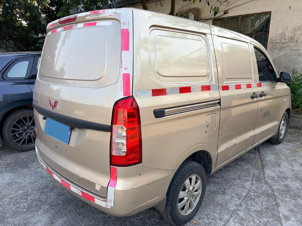 2022 WuLing HongGuang V 1.5L 99HP L4 6MT,autocango,china used car exporter,china ev exporter,chinese used car exporter,chinese used ev exporter