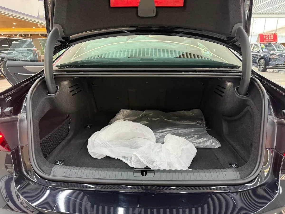 2025 Audi A7L 2.0T 245HP L4 7DCT,autocango,china used car exporter,china ev exporter,chinese used car exporter,chinese used ev exporter