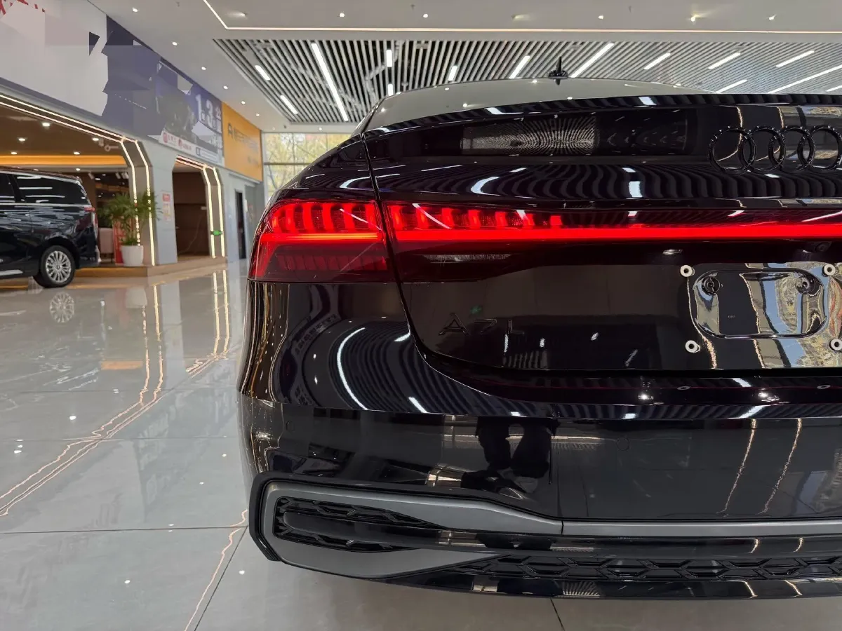 2025 Audi A7L 2.0T 245HP L4 7DCT,autocango,china used car exporter,china ev exporter,chinese used car exporter,chinese used ev exporter
