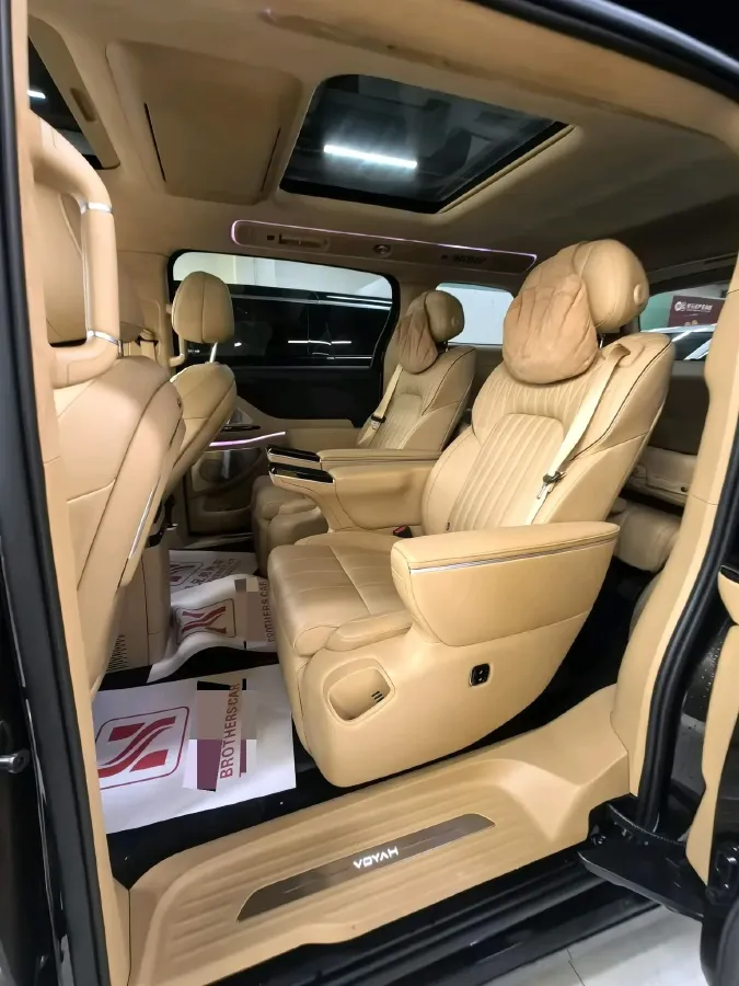 2025 Voyah Dream 1.5T 150HP L4 PHEV 41.7KWH,autocango,china used car exporter,china ev exporter,chinese used car exporter,chinese used ev exporter