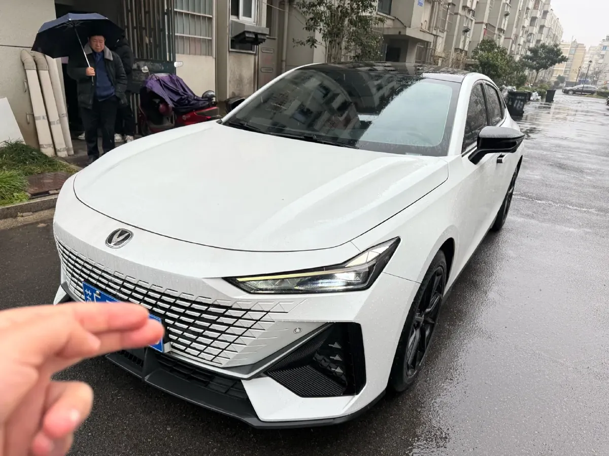 2022 ChangAn UNI-V 1.5T 188HP L4 7DCT,autocango,china used car exporter,china ev exporter,chinese used car exporter,chinese used ev exporter