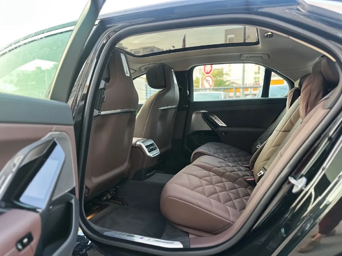 2023 BMW 7 Series 3.0T 272HP L6 8AT,autocango,china used car exporter,china ev exporter,chinese used car exporter,chinese used ev exporter