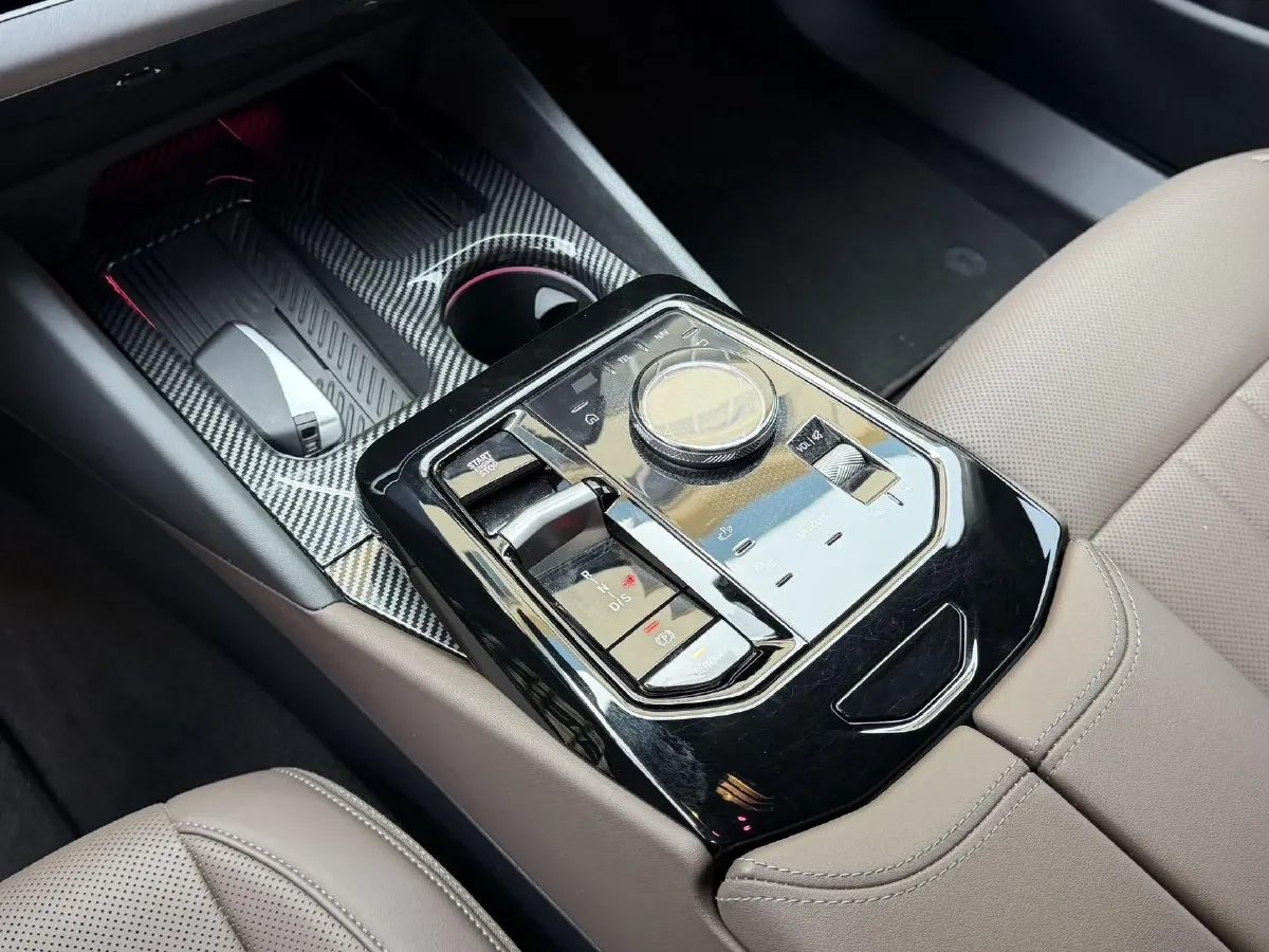 2024 BMW 5 Series 2.0T 258HP L4 8AT,autocango,china used car exporter,china ev exporter,chinese used car exporter,chinese used ev exporter