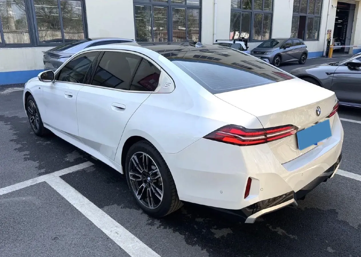 2024 BMW 5 Series 2.0T 258HP L4 8AT,autocango,china used car exporter,china ev exporter,chinese used car exporter,chinese used ev exporter