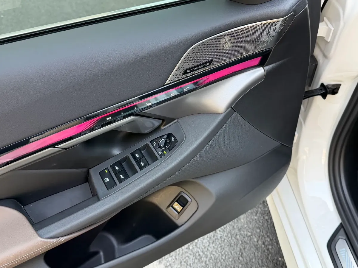 2024 BMW 5 Series 2.0T 258HP L4 8AT,autocango,china used car exporter,china ev exporter,chinese used car exporter,chinese used ev exporter