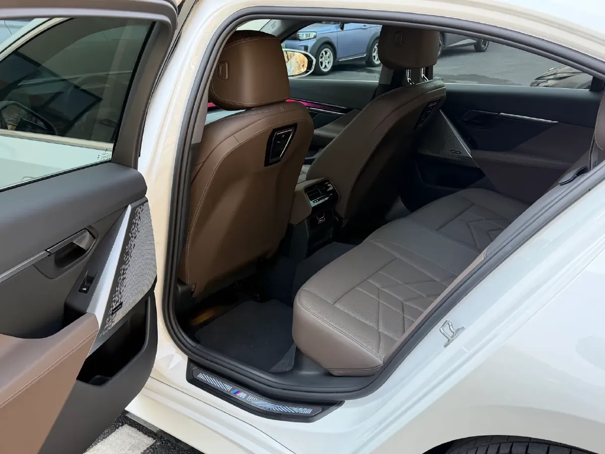 2024 BMW 5 Series 2.0T 258HP L4 8AT,autocango,china used car exporter,china ev exporter,chinese used car exporter,chinese used ev exporter