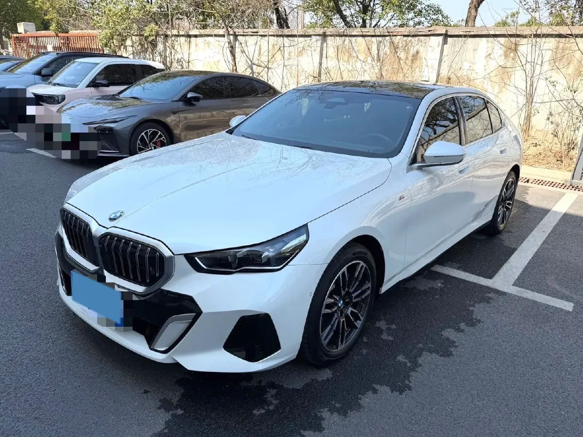2024 BMW 5 Series 2.0T 258HP L4 8AT,autocango,china used car exporter,china ev exporter,chinese used car exporter,chinese used ev exporter