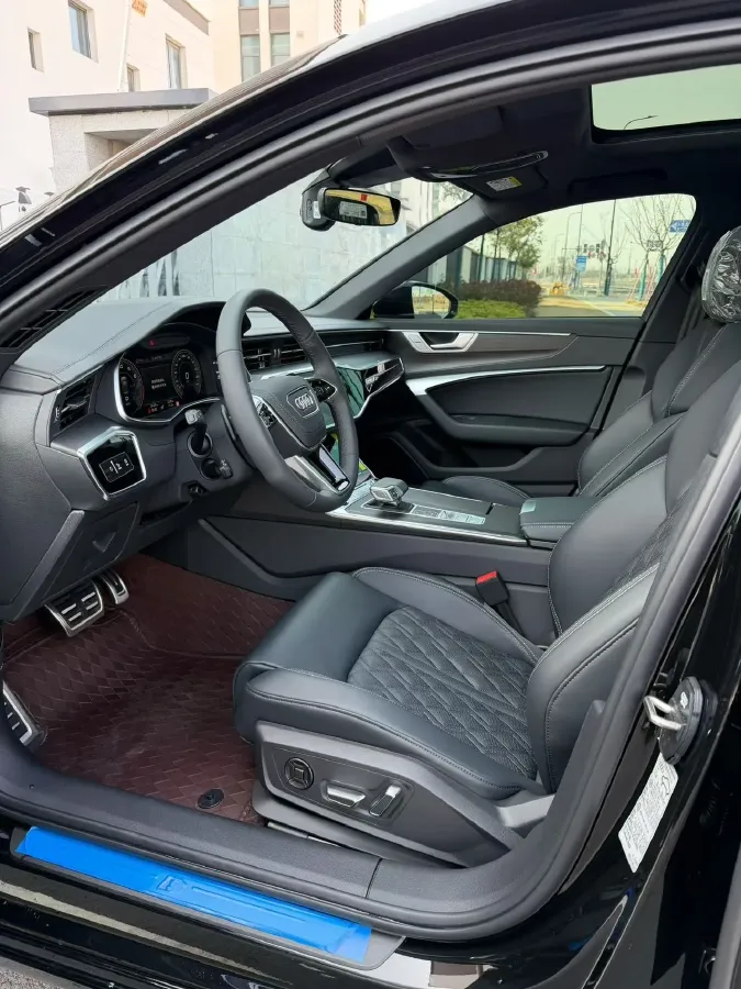 2025 Audi A6L 2.0T 245HP L4 7DCT,autocango,china used car exporter,china ev exporter,chinese used car exporter,chinese used ev exporter