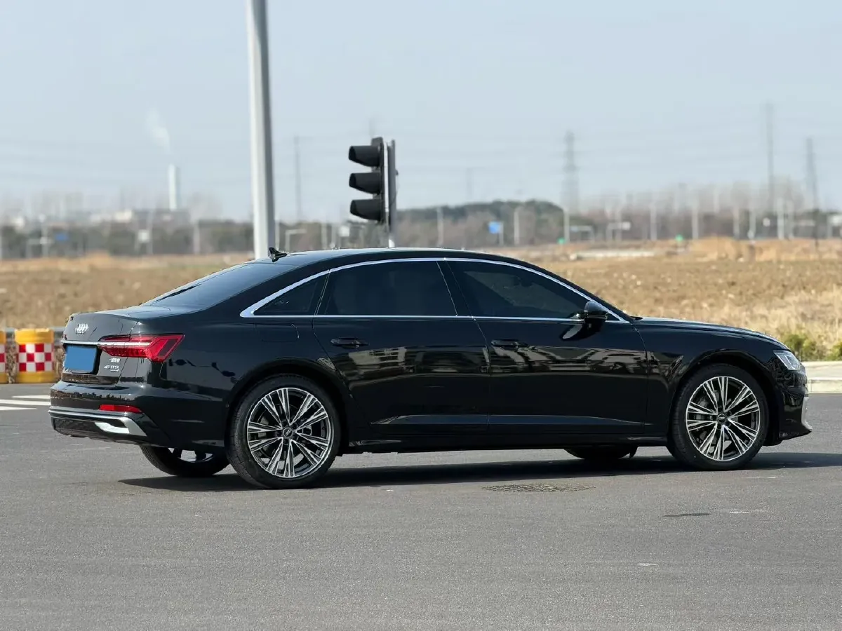 2025 Audi A6L 2.0T 245HP L4 7DCT,autocango,china used car exporter,china ev exporter,chinese used car exporter,chinese used ev exporter