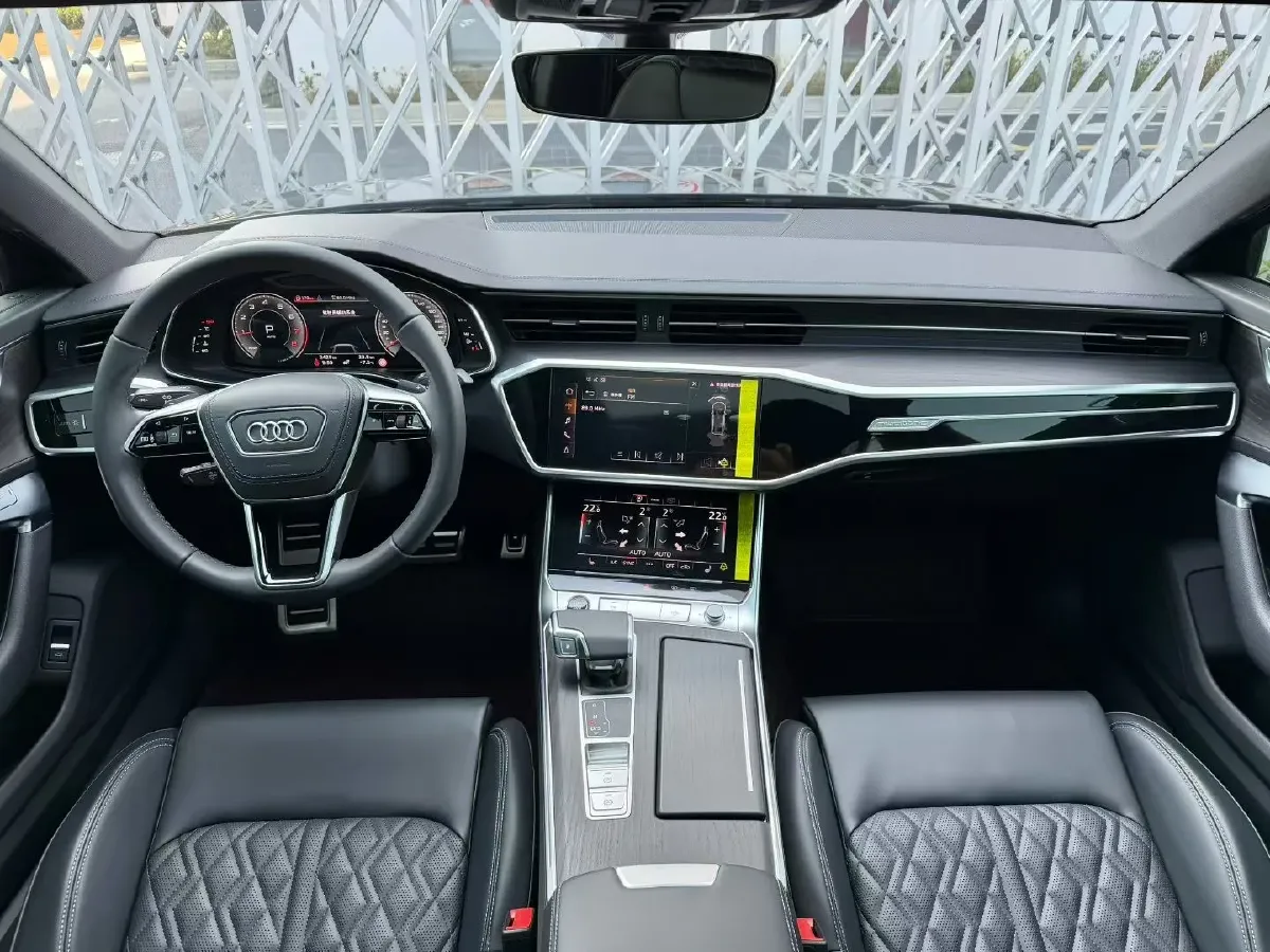 2025 Audi A6L 2.0T 245HP L4 7DCT,autocango,china used car exporter,china ev exporter,chinese used car exporter,chinese used ev exporter