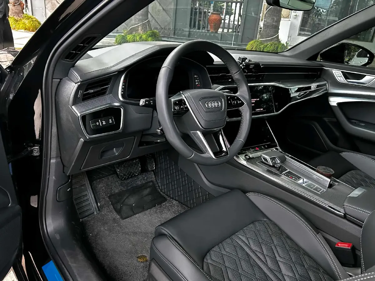 2025 Audi A6L 2.0T 245HP L4 7DCT,autocango,china used car exporter,china ev exporter,chinese used car exporter,chinese used ev exporter