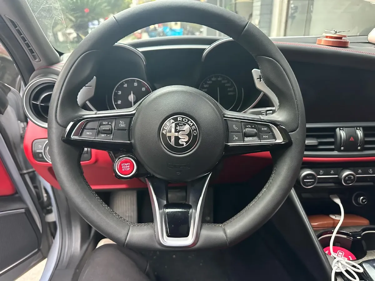 2020 Alfa Romeo Giulia 2.0T 280HP L4 8AT,autocango,china used car exporter,china ev exporter,chinese used car exporter,chinese used ev exporter