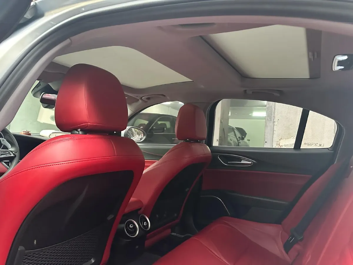 2020 Alfa Romeo Giulia 2.0T 280HP L4 8AT,autocango,china used car exporter,china ev exporter,chinese used car exporter,chinese used ev exporter