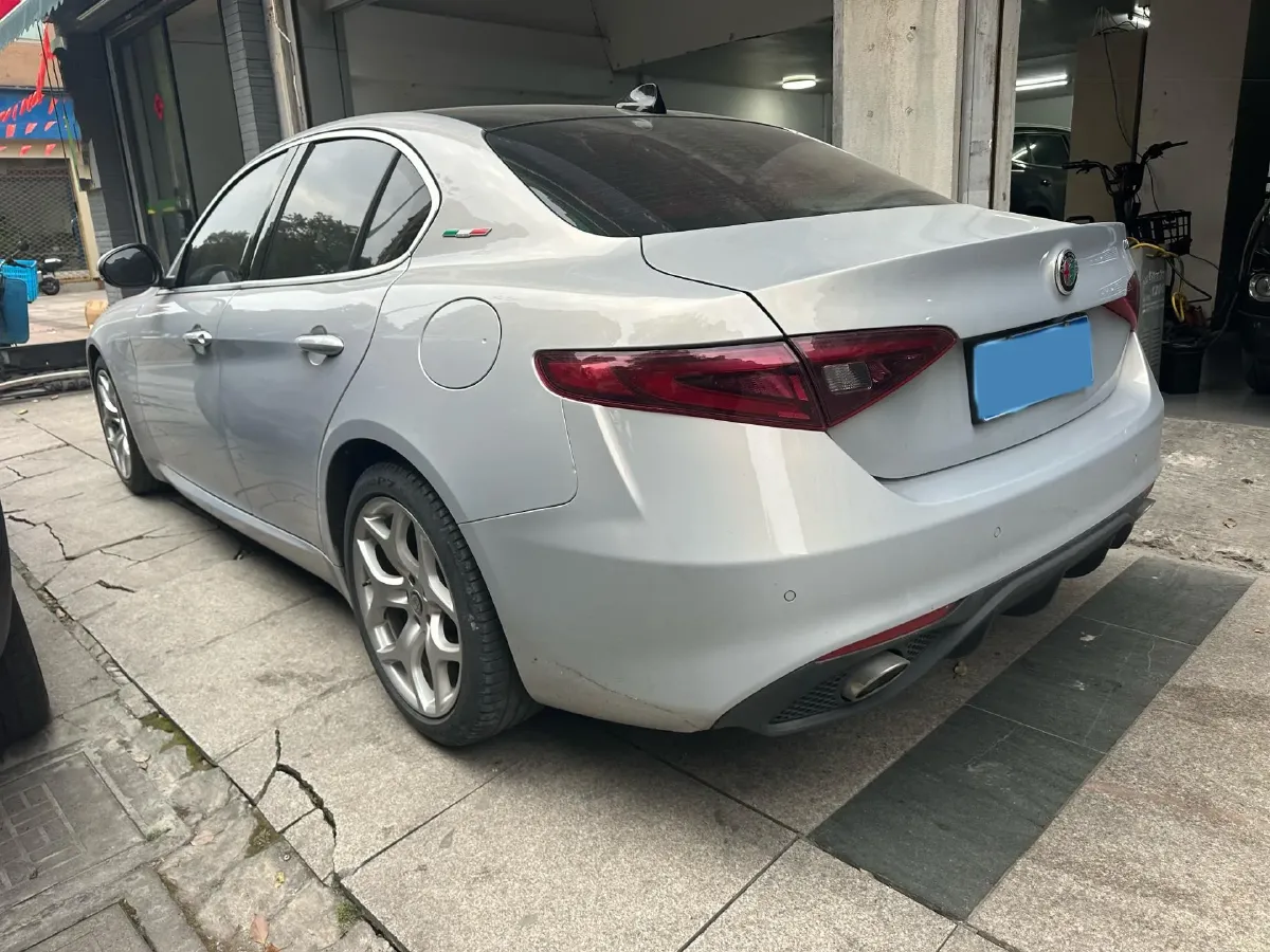 2020 Alfa Romeo Giulia 2.0T 280HP L4 8AT,autocango,china used car exporter,china ev exporter,chinese used car exporter,chinese used ev exporter
