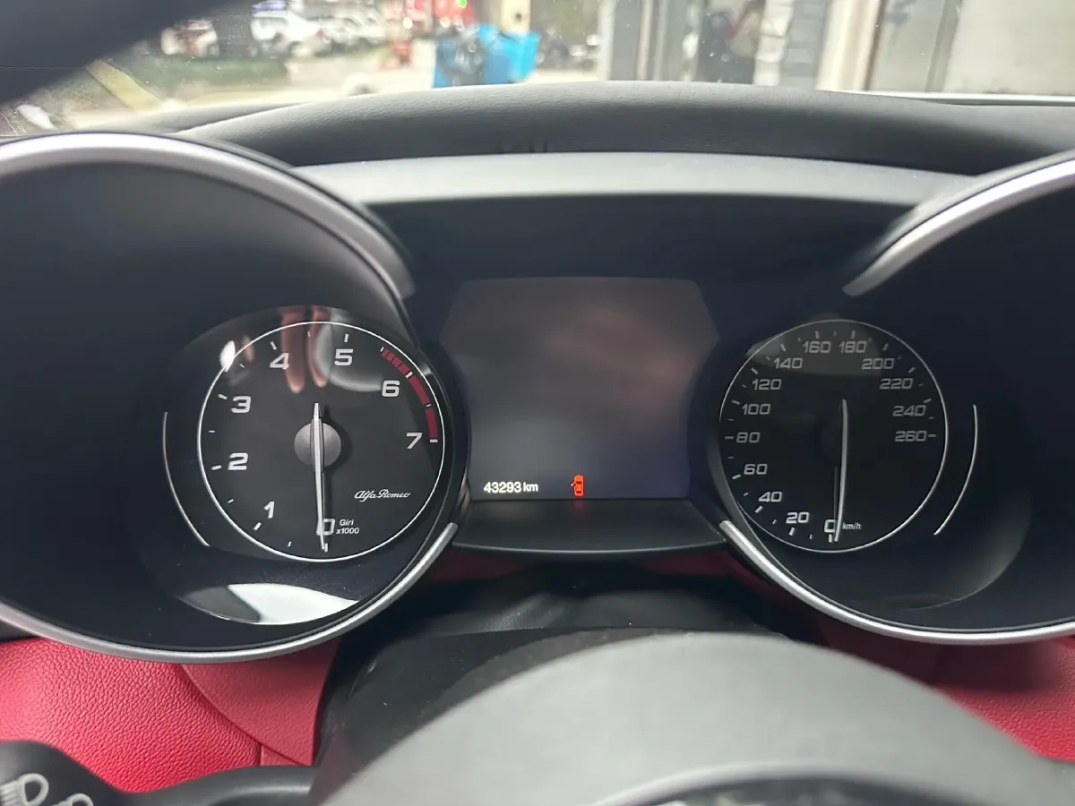 2020 Alfa Romeo Giulia 2.0T 280HP L4 8AT,autocango,china used car exporter,china ev exporter,chinese used car exporter,chinese used ev exporter