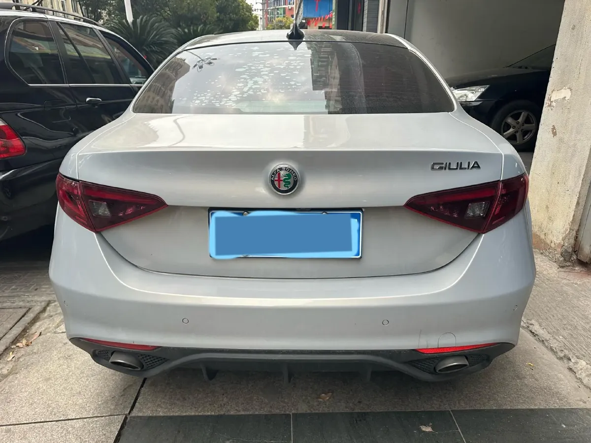 2020 Alfa Romeo Giulia 2.0T 280HP L4 8AT,autocango,china used car exporter,china ev exporter,chinese used car exporter,chinese used ev exporter