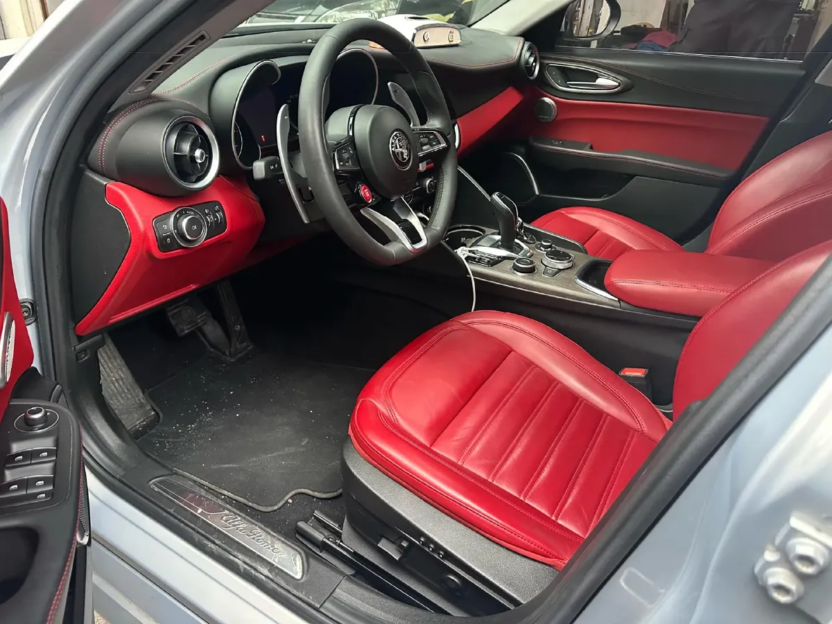 2020 Alfa Romeo Giulia 2.0T 280HP L4 8AT,autocango,china used car exporter,china ev exporter,chinese used car exporter,chinese used ev exporter