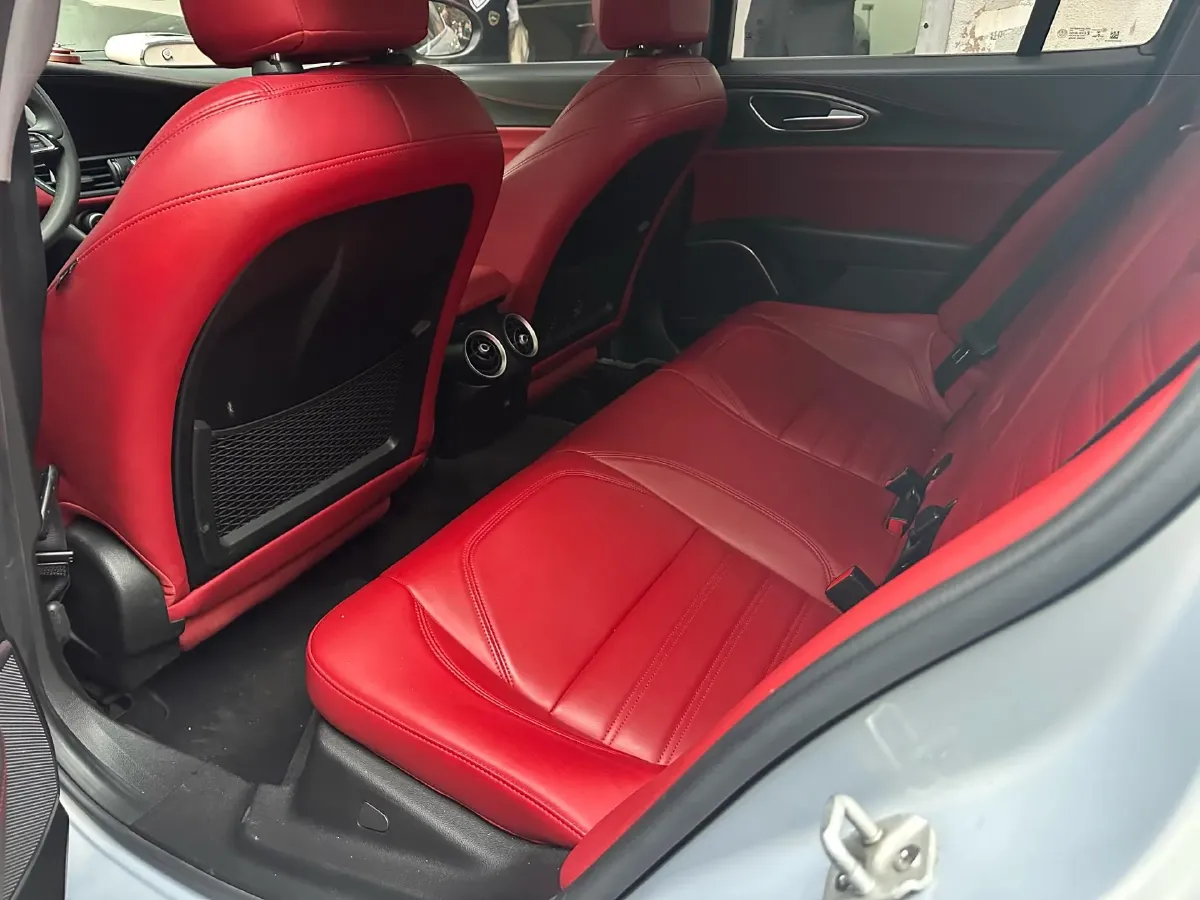 2020 Alfa Romeo Giulia 2.0T 280HP L4 8AT,autocango,china used car exporter,china ev exporter,chinese used car exporter,chinese used ev exporter