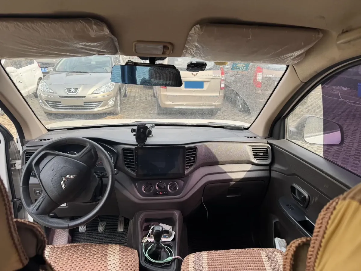 2019 WuLing HongGuang V 1.5L 99HP L4 6MT,autocango,china used car exporter,china ev exporter,chinese used car exporter,chinese used ev exporter