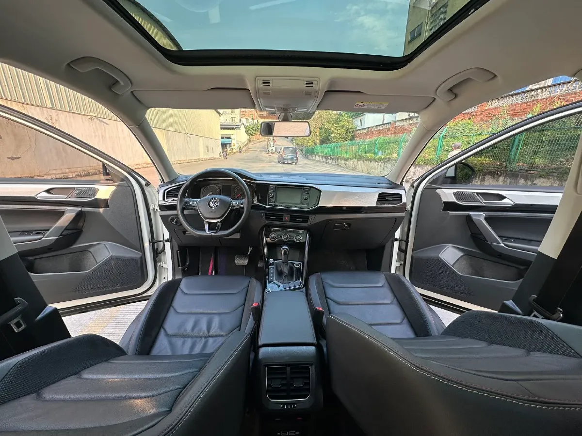 2019 Jeep Cherokee 2.0T 234HP L4 9AT,autocango,china used car exporter,china ev exporter,chinese used car exporter,chinese used ev exporter