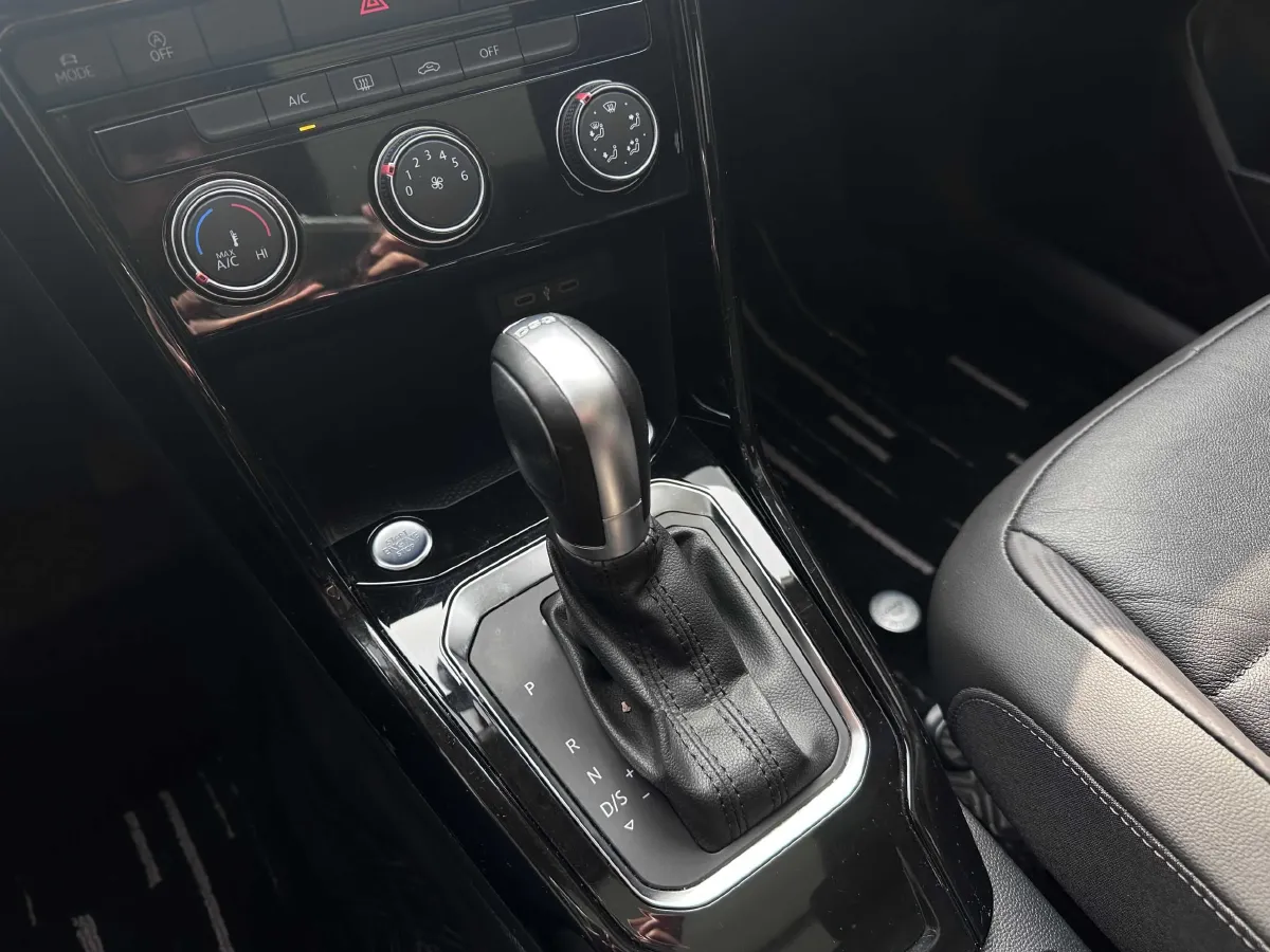 2022 Volkswagen T-Roc 1.4T 150HP L4 7DCT,autocango,china used car exporter,china ev exporter,chinese used car exporter,chinese used ev exporter