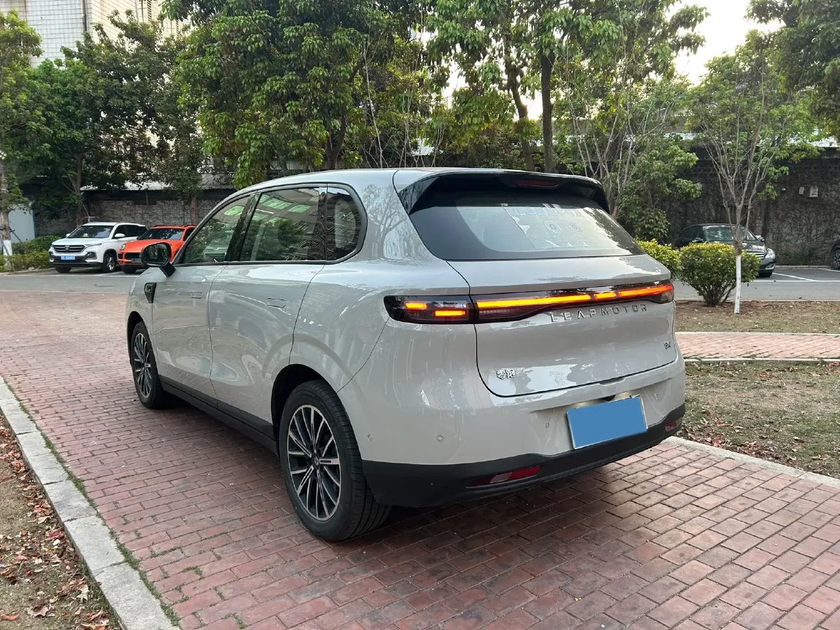 2025 Leapmotor B10 BEV 67.1KWH,autocango,china used car exporter,china ev exporter,chinese used car exporter,chinese used ev exporter