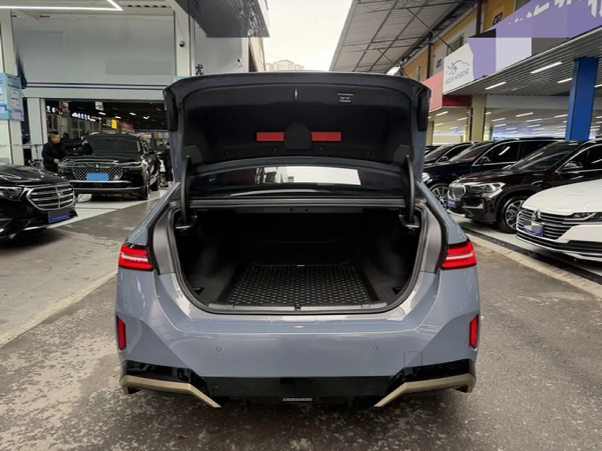 2024 BMW 5 Series 2.0T 258HP L4 8AT,autocango,china used car exporter,china ev exporter,chinese used car exporter,chinese used ev exporter