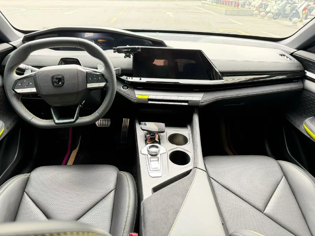 2022 ChangAn UNI-V 1.5T 188HP L4 7DCT,autocango,china used car exporter,china ev exporter,chinese used car exporter,chinese used ev exporter