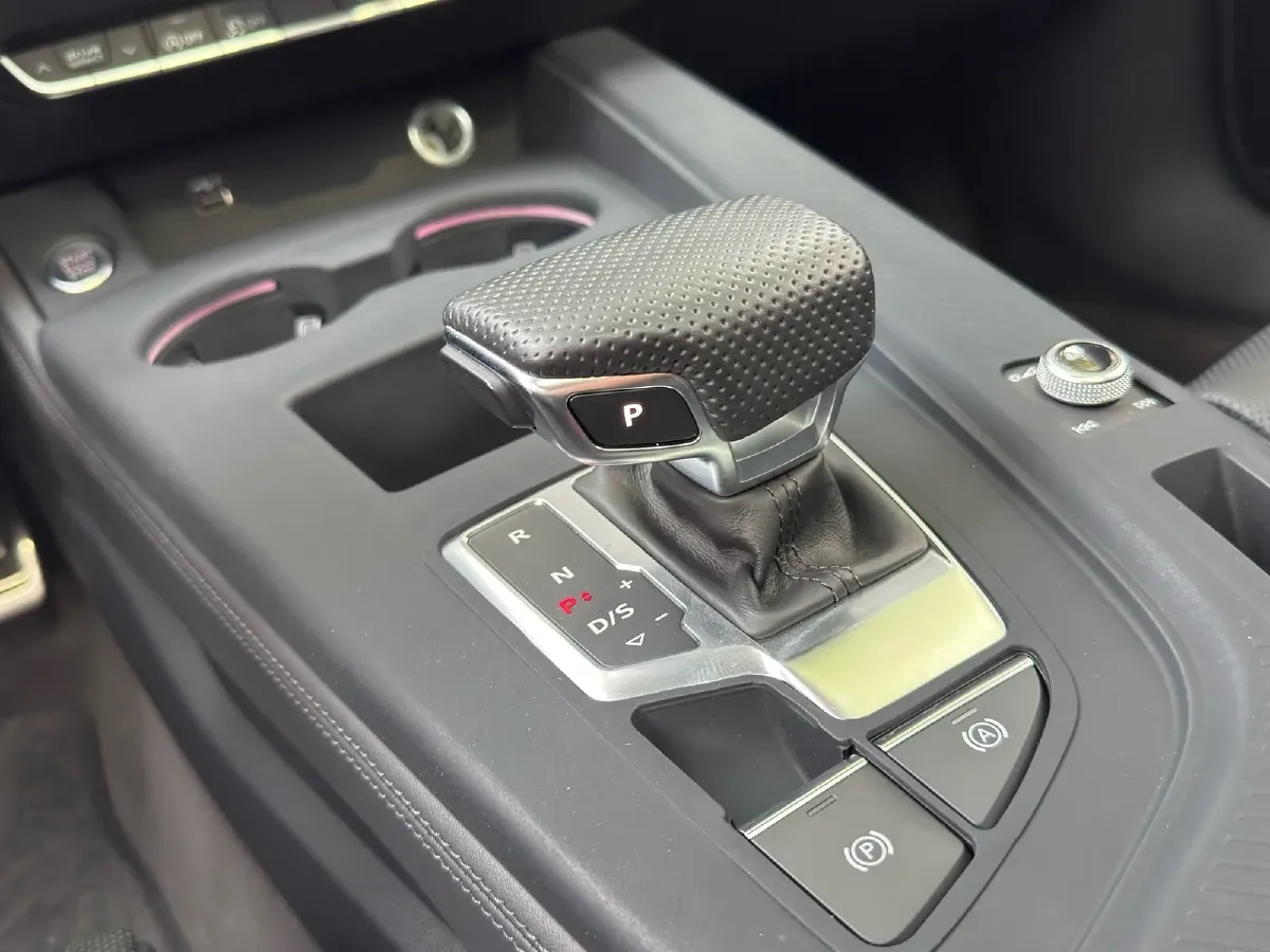 2024 Audi A4L 2.0T 190HP L4 7DCT,autocango,china used car exporter,china ev exporter,chinese used car exporter,chinese used ev exporter