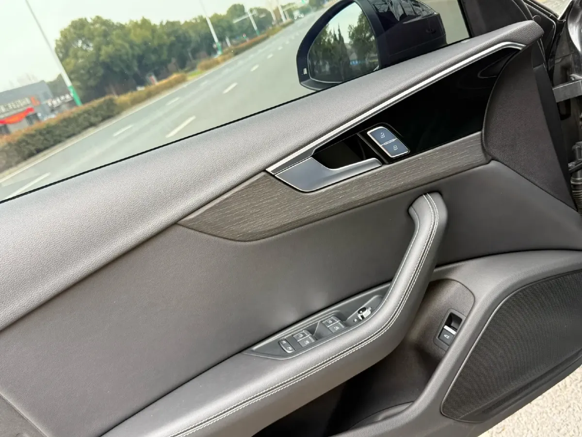 2024 Audi A4L 2.0T 190HP L4 7DCT,autocango,china used car exporter,china ev exporter,chinese used car exporter,chinese used ev exporter