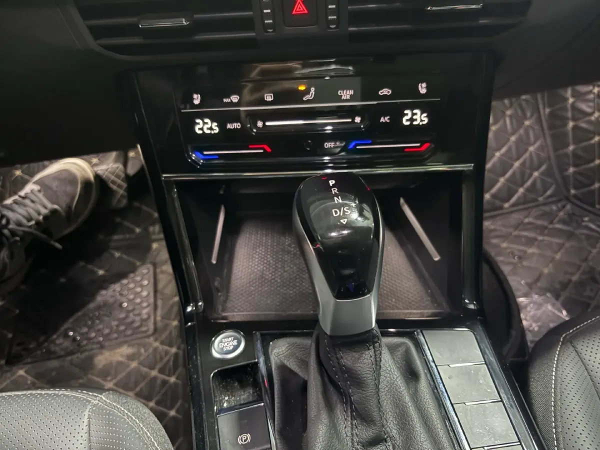 2024 Volkswagen Passat 2.0T 220HP L4 7DCT,autocango,china used car exporter,china ev exporter,chinese used car exporter,chinese used ev exporter