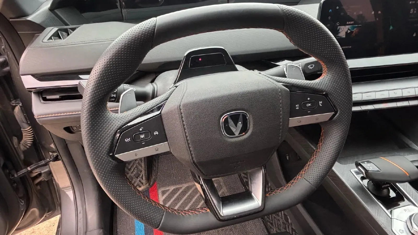 2022 ChangAn UNI-V 1.5T 188HP L4 7DCT,autocango,china used car exporter,china ev exporter,chinese used car exporter,chinese used ev exporter