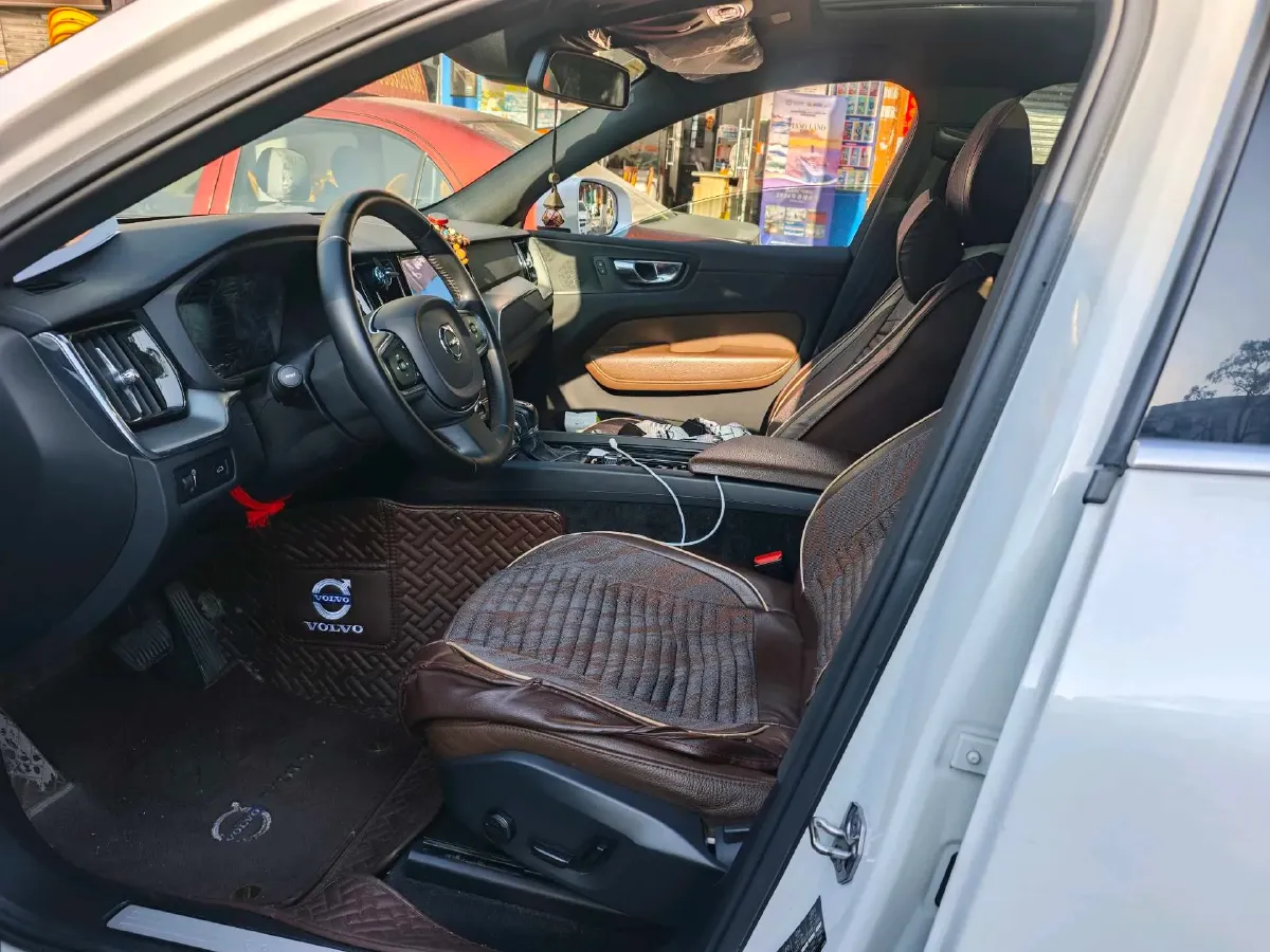 2021 Volvo XC60 2.0T 250HP L4 8AT,autocango,china used car exporter,china ev exporter,chinese used car exporter,chinese used ev exporter