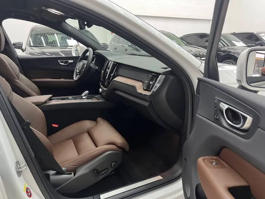 2025 Volvo XC60 2.0T 250HP L4 8AT,autocango,china used car exporter,china ev exporter,chinese used car exporter,chinese used ev exporter