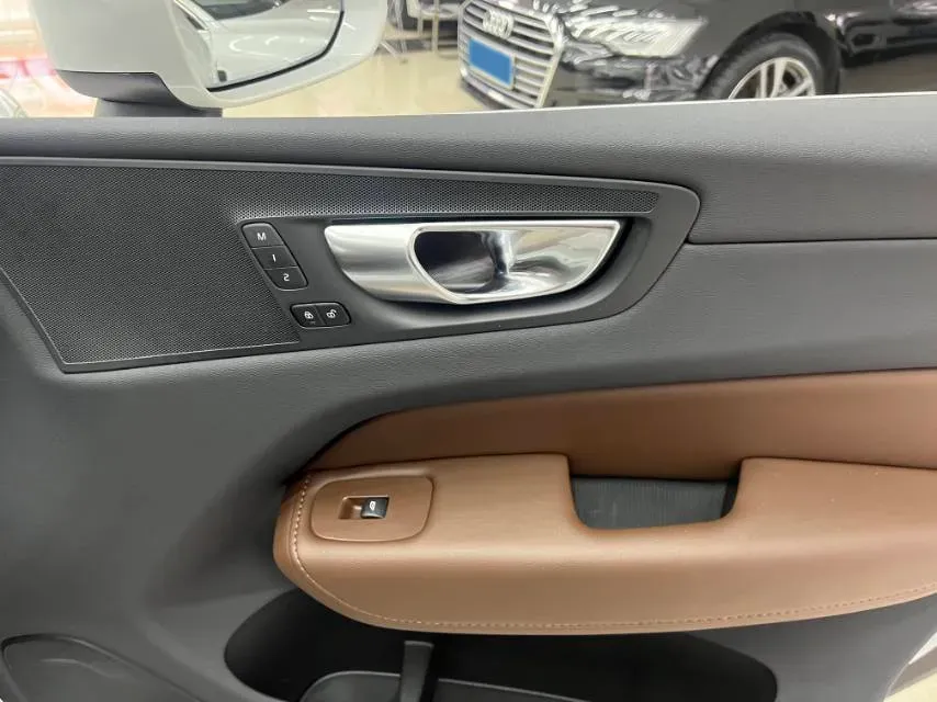 2025 Volvo XC60 2.0T 250HP L4 8AT,autocango,china used car exporter,china ev exporter,chinese used car exporter,chinese used ev exporter