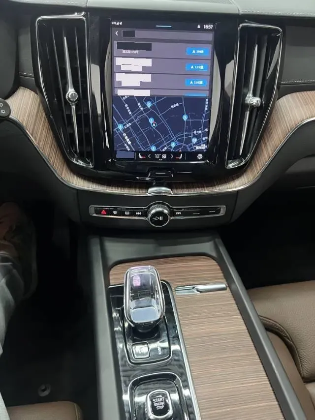 2025 Volvo XC60 2.0T 250HP L4 8AT,autocango,china used car exporter,china ev exporter,chinese used car exporter,chinese used ev exporter