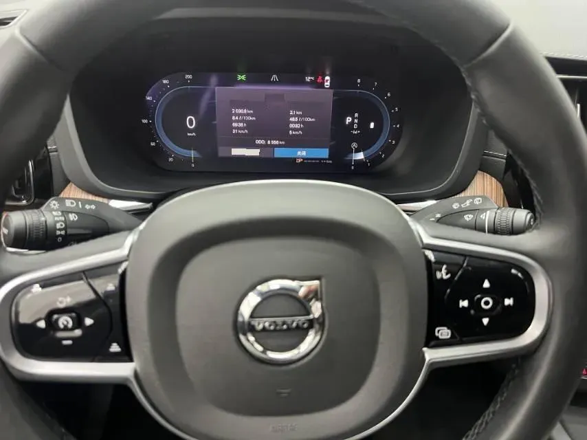 2025 Volvo XC60 2.0T 250HP L4 8AT,autocango,china used car exporter,china ev exporter,chinese used car exporter,chinese used ev exporter