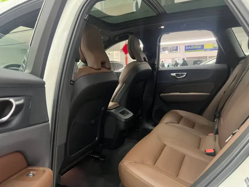 2025 Volvo XC60 2.0T 250HP L4 8AT,autocango,china used car exporter,china ev exporter,chinese used car exporter,chinese used ev exporter