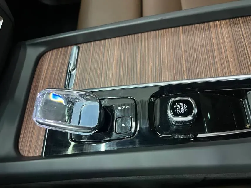 2025 Volvo XC60 2.0T 250HP L4 8AT,autocango,china used car exporter,china ev exporter,chinese used car exporter,chinese used ev exporter