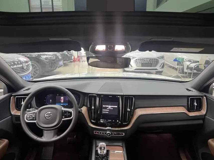 2025 Volvo XC60 2.0T 250HP L4 8AT,autocango,china used car exporter,china ev exporter,chinese used car exporter,chinese used ev exporter